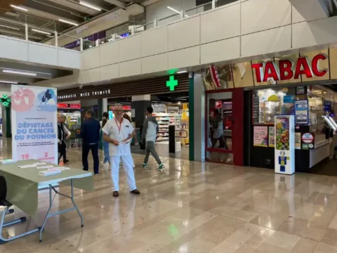 Opérations dépistage en population menées dans un centre commercial de la banlieue de Nice.
